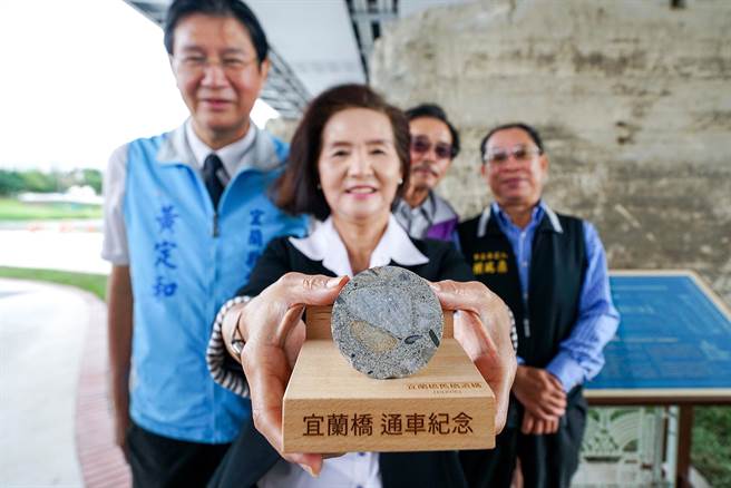 宜兰县长林姿妙指出，宜兰桥是一座有歷史、有文化、有故事的一座桥，她广邀乡亲拍摄宜兰桥，有机会能抽中旧桥遗构琢磨而成的文镇。（李忠一摄）