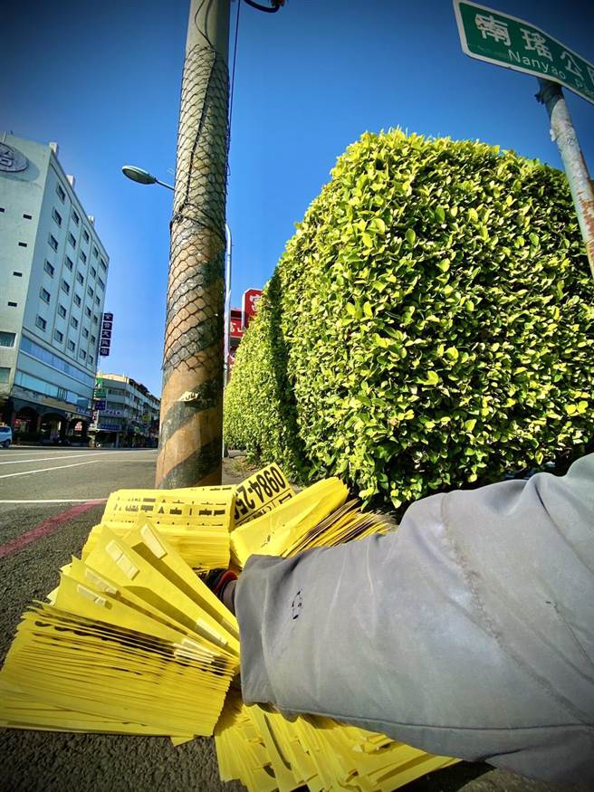 彰化县环保局科技执法上路半个月来，透过加装移动式监视设备，录下不少民眾违规乱丢垃圾、乱丢菸蒂，甚至乱吐痰吐槟榔汁等，还有不少人遛狗却不清便，违规张贴小广告，通通被清楚录下开单告发。（彰化县环保局提供／谢琼云彰化传真）