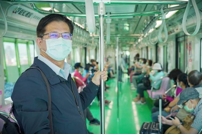 通车典礼缺席，前交通部长林佳龙脸书发文贴出他搭台中捷运的照片。（摘自林佳龙脸书／卢金足台中传真）