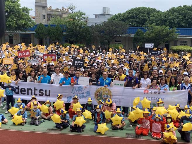 電通行銷傳播集團打造老梅社區成為全台第一座多媒體繪本城鎮。（王揚傑攝）