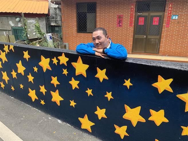 新北市長侯友宜融入社區內的彩繪。（王揚傑攝）