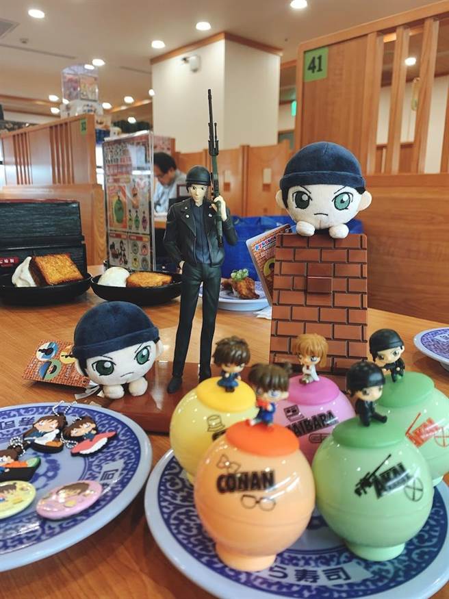 4月30日起到5月6日，来店消费满1500元，有机会获得手持狙击枪的「赤井秀一手机座架」（吴奕萱摄）