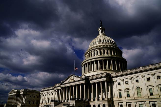 美国人口调查与统计局26日公布10年一度的美国人口普查结果，各州人口消长让眾议院各州代表席次出现大变动，德州等传统共和党票仓国会代表席次增加，可望让共和党在明年期中选举中重新拿下眾议院。图为美国国会大厦。（资料照／路透社）