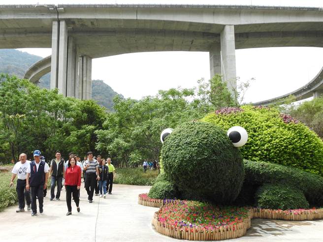 南投县长林明溱（左）及立委马文君（右），27日会勘桥耸云天绿雕公园。（南投县政府提供／廖志晃南投传真）