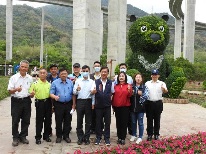 南投县长林明溱（右四）及立委马文君（右三）等人，27日会勘桥耸云天绿雕公园。（南投县政府提供／廖志晃南投传真）