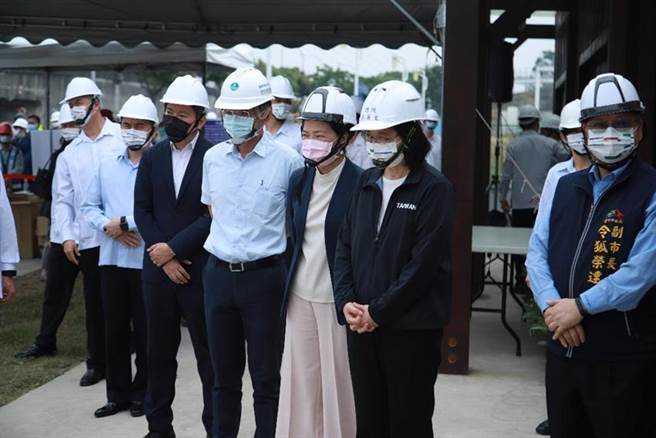 總統蔡英文(右2)27日在經濟部長王美花(右3)及台中市副市長令狐榮達(右1)陪同下，南下台中赴中央公園，視察抗旱水井工程。（圖／劉朱松）
