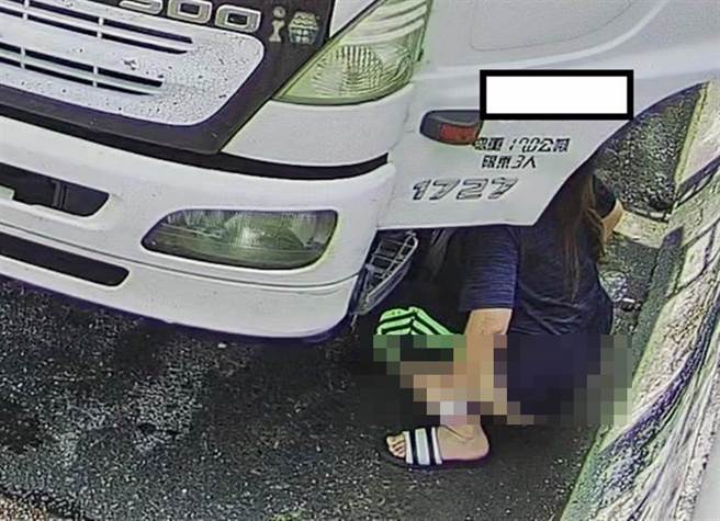 彰化县环保局今年4月以来启动科技执法，短短半个月就取缔达90件，有辆外县市交通公车大车被监视器拍下在彰水桥边临停，让女副驾下车靠着车头掩护当眾在路边蹲下尿尿。（彰化县环保局提供／谢琼云彰化传真）
