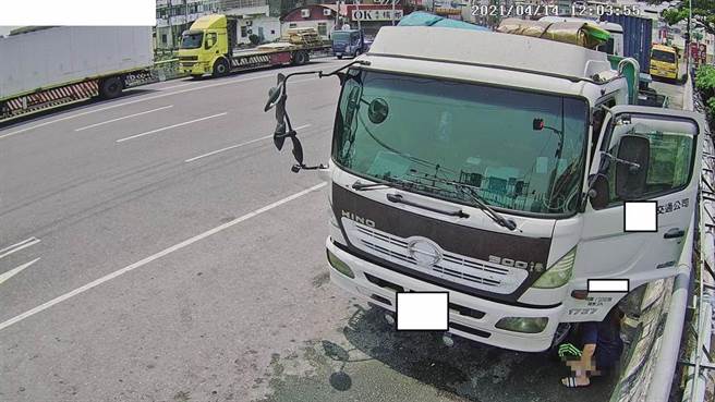 彰化县环保局今年4月以来启动科技执法，短短半个月就取缔达90件，有辆外县市交通公车大车被监视器拍下在彰水桥边临停，让女副驾下车靠着车头掩护当眾在路边蹲下尿尿。（彰化县环保局提供／谢琼云彰化传真）