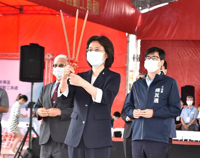 高雄市长陈其迈（右）27日出席海洋科技产业创新专区离岸工程中心动土典礼。（林瑞益摄）