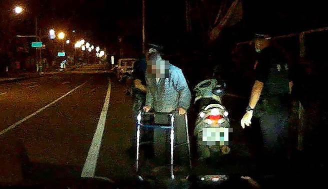 家住苗栗苑里的77岁张姓老翁，日前参加大甲妈祖遶境活动，回程时迷路到了雾峰，雾峰分局万丰派出所员警发现他，并协助联络家属接返家。（雾峰分局提供／黄国峰台中传真）