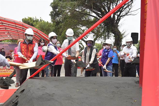 000元兴建，高6楼、总面积达3000平方公尺，集合卫生所、托婴中心、育儿亲子馆、日照等功能，预计明年底前完工。（吴建辉摄影）