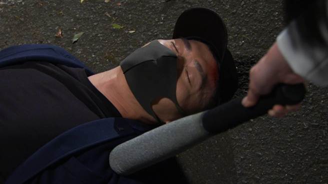 马俊麟重回《多情城市》第一场戏就被打晕。（民视提供）