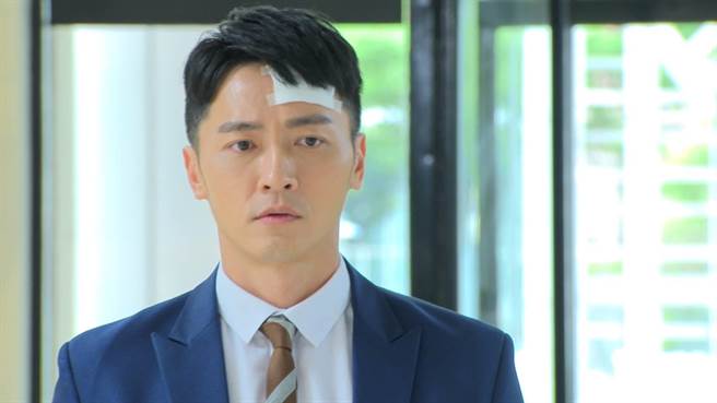 马俊麟初登场就被K伤头。（民视提供）