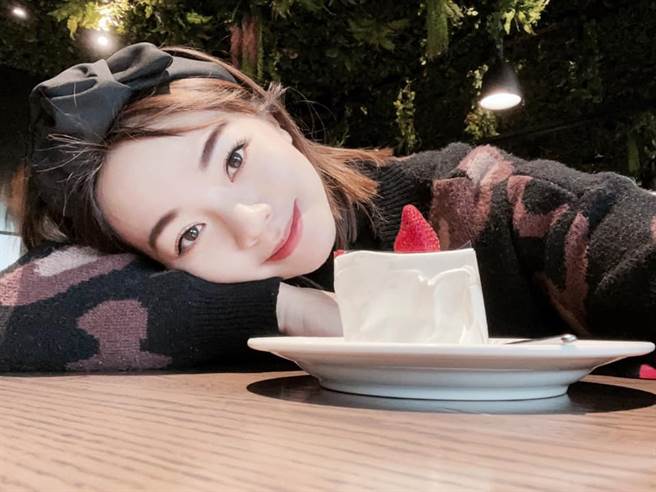 美女主播巫嘉芬遭人盗刷4笔高单价订单，外送平台回应让她傻眼。(图/取自巫嘉芬脸书)