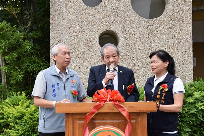 头份头份国中首任校长陈秋沐（中）27日上午出席校训揭牌仪式，现任校长锺万煋（左）及现任头份市罗雪珠（右）都是校友。（谢明俊摄）