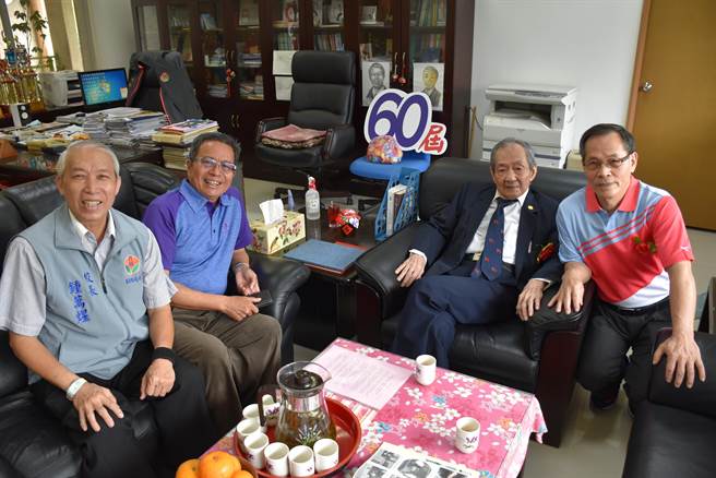 头份国中首任校长陈秋沐教出多位校长学生，第2任校长陈镇祥（右）正是陈秋沐学生。（谢明俊摄）