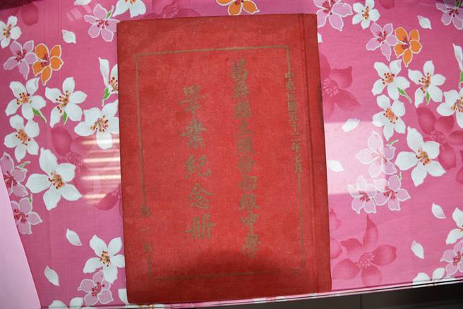 校方仍珍藏着第1届毕业生的毕业纪念册。（谢明俊摄）