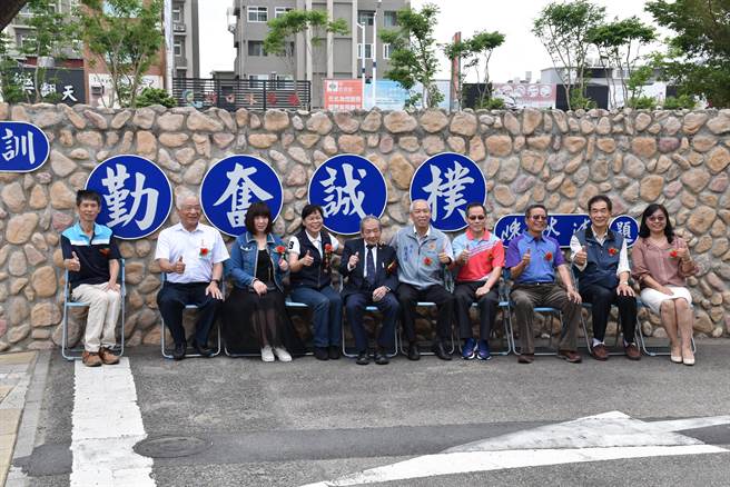 头份国中27日上午举行校训揭牌典礼。（谢明俊摄）