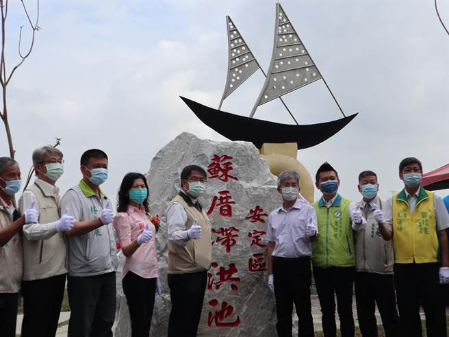 台南市长黄伟哲（左五）今天出席竣工典礼。（张毓翎摄）