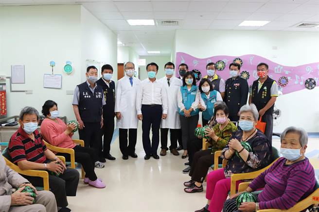 嘉义县第三处失智共照中心27日揭牌，县长翁章梁盼能打造失智友善城市。（嘉县政府提供／张亦惠嘉县传真）