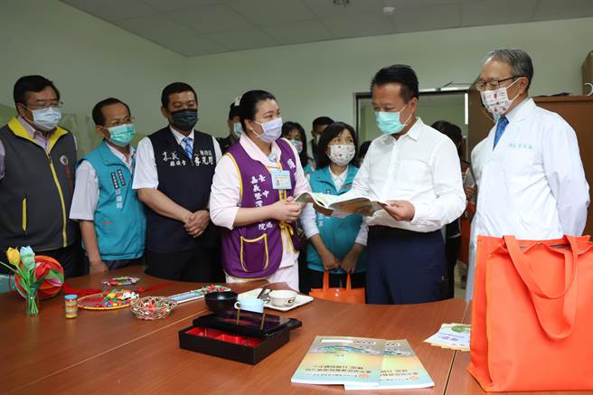 嘉义县第三处失智共照中心27日揭牌，县长翁章梁盼能打造失智友善城市。（嘉县政府提供／张亦惠嘉县传真）