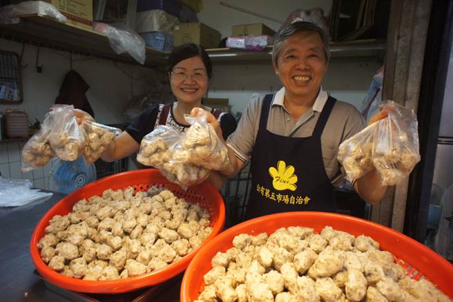 台中市第五市場丸東商號5月3日將舉辦香菇丸買一送一愛心日活動。（資料照片）