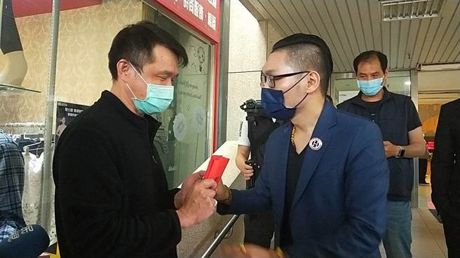 直播主连千毅也在下午4时赶到医院慰问，黄父频频推辞红包。（陈淑娥摄）