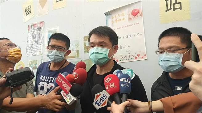 黄父表示，孩子若变植物人，后续照顾的费用更是达8位数字。 （陈淑娥摄）