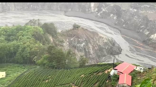 德基地區今天下起雨來，但水庫仍無進帳。（民眾提供／陳淑娥台中傳真）