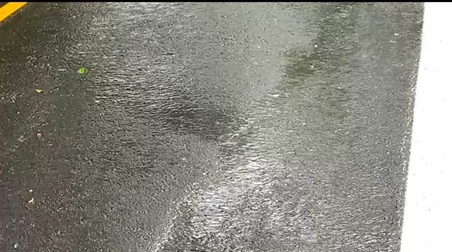 德基地區今天下起雨來，但水庫仍無進帳。（民眾提供／陳淑娥台中傳真）