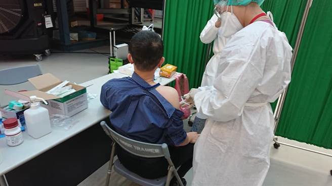 醫副會執行長王必勝表示，今日已有超過180名華航員工完成疫苗接種。對於諾富特飯店的感染管控，待了解後，預計明日向指揮中心回報，再由指揮官決定是否由指揮中心接管該處的檢疫作業。（圖取自王必勝臉書）