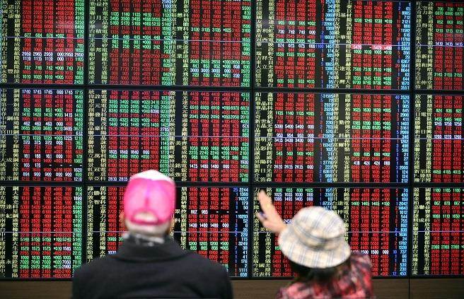 国内经济持续走强，推升金融面、销售面等指标持续扩增，3月景气灯号续亮红灯，面对股市交易热络，国发会官员仍提醒，投资要小心。(资料照)