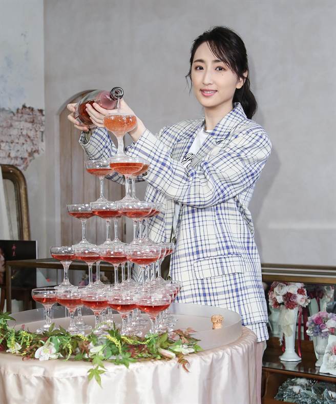 柯佳嬿今出席新书媒体茶叙，开心倒粉红香槟塔庆祝好成绩。（陈俊吉摄）