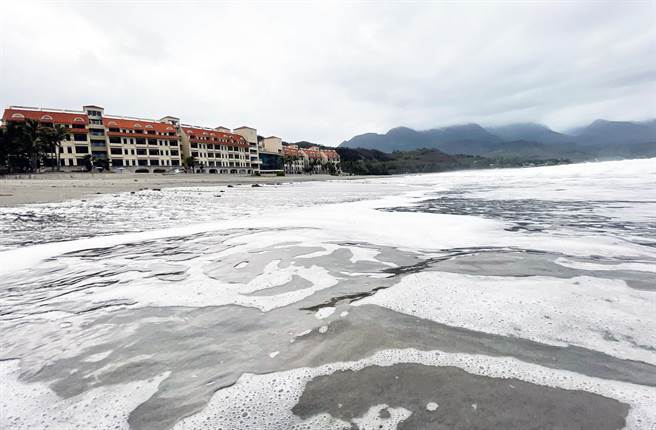 争议多年的美丽湾渡假村建物正进行点交，而海水浴场也可望在今年暑假前重新开放。（庄哲权摄）