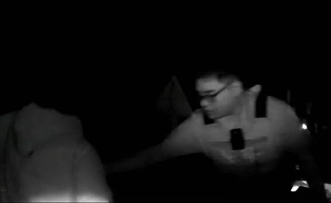 员警见状马上翻过围篱，一把拉住妇人，并不断她的安抚情绪，妇人终于愿意离开水圳。（读者提供／张毓翎台南传真）