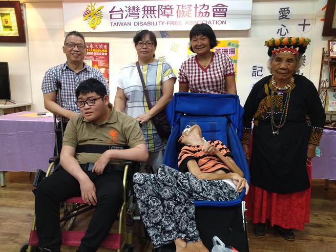 林怡立、陈家龄、刘赖阿妹（后排左二至右）出席全国十大杰出爱心妈妈慈晖奖当选活动记者会，亲谈对孩子永不放弃的心情。（林雅惠摄）