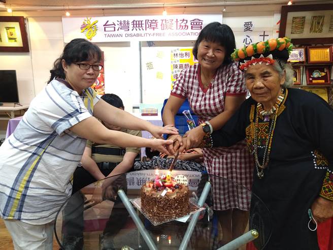 林怡立、陈家龄、刘赖阿妹（左至右）出席全国十大杰出爱心妈妈慈晖奖当选活动记者会，一同切蛋糕欢庆母亲的伟大。（林雅惠摄）