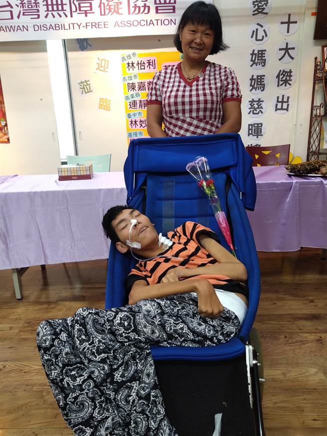 陈嘉龄的儿子小比患极重度脑性麻痹，她不向命运低头，更实践当孩子的脚带他走遍台湾各地。（林雅惠摄）