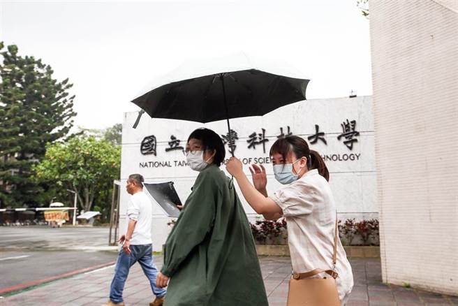 由于华航染疫机师曾于4月16日到台北清真寺参与宗教活动，台科大65名外籍学生也在当日和该名机师参加同场活动，事件爆发后校方紧急消毒校园，27日校方紧急发了一封信件给全校师生，「因社群媒体未经证实之言论扩散，为减缓教师同仁疑虑，并防堵校园严重特殊传染性肺炎疫情，全校各系所4／27-5／3全面改採远距授课方式（5月4日恢復实体授课）」。不过有学生认为公布时间太仓促，导致已在学校的学生措手不及。（邓博仁摄）
