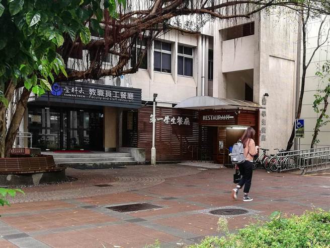 由于华航染疫机师曾于4月16日到台北清真寺参与宗教活动，台科大65名外籍学生也在当日和该名机师参加同场活动，事件爆发后校方紧急消毒校园，27日校方紧急发了一封信件给全校师生，「因社群媒体未经证实之言论扩散，为减缓教师同仁疑虑，并防堵校园严重特殊传染性肺炎疫情，全校各系所4／27-5／3全面改採远距授课方式（5月4日恢復实体授课）」。不过有学生认为公布时间太仓促，导致已在学校的学生措手不及。图为空荡荡的校园场景。（读者提供）
