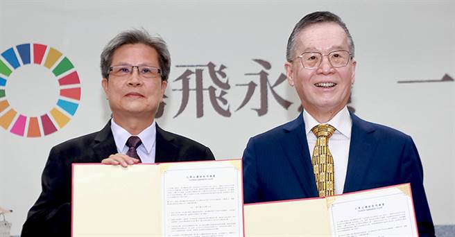 臺北大学校长李承嘉(左)承诺与台湾永续能源研究基金会董事长简又新共同倡议大学永续发展（图/臺北大学提供）

