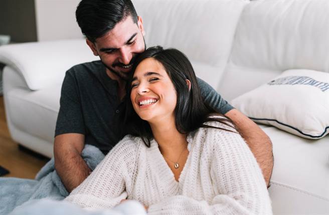 在邁入婚姻後，不少男性會一肩扛起養家的重擔，更對老婆寵愛有加。（圖／Shutterstock）