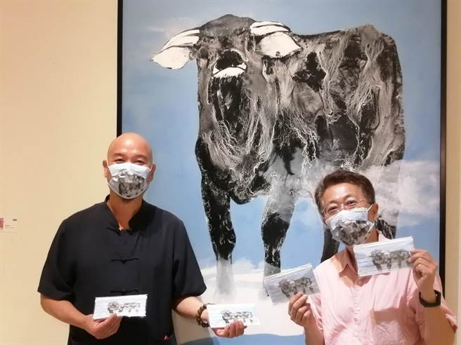 大墩文化中心推出许文融（左1）个展，大墩文化中心主任陈文进（右1）表示，参与活动民眾可获限量牛年文创小礼。（台中市文化局提供／陈淑芬台中传真）