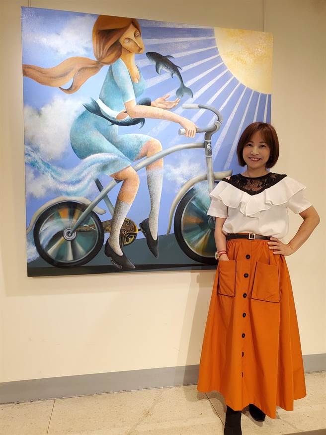 擅长油画创作的许美月在「自在」画作中，以独自骑单车的女性，呈现迎向未来光明希望。（台中市文化局提供／陈淑芬台中传真）