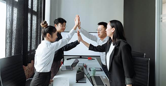 1111人力銀行調查，上班族年後轉職&今年新鮮人就業意向調查，「金融業」名列前3名。（圖/取自Pexels）