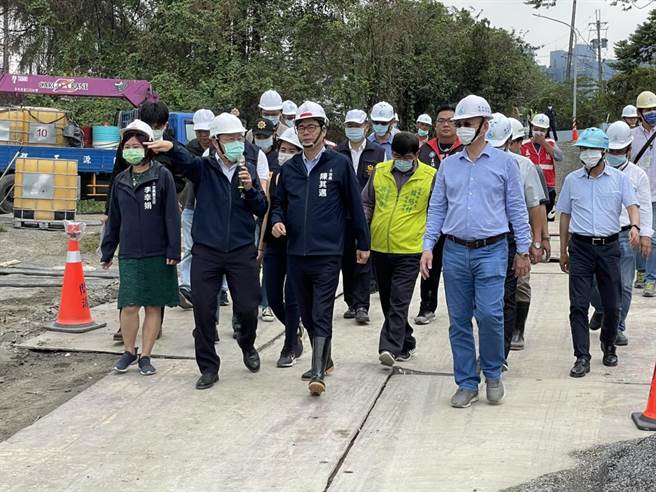 高雄市長陳其邁（右二）27日會同水利局相關人員到農水署九曲工作站，視察抗旱鑿井工程進度。（洪浩軒攝）