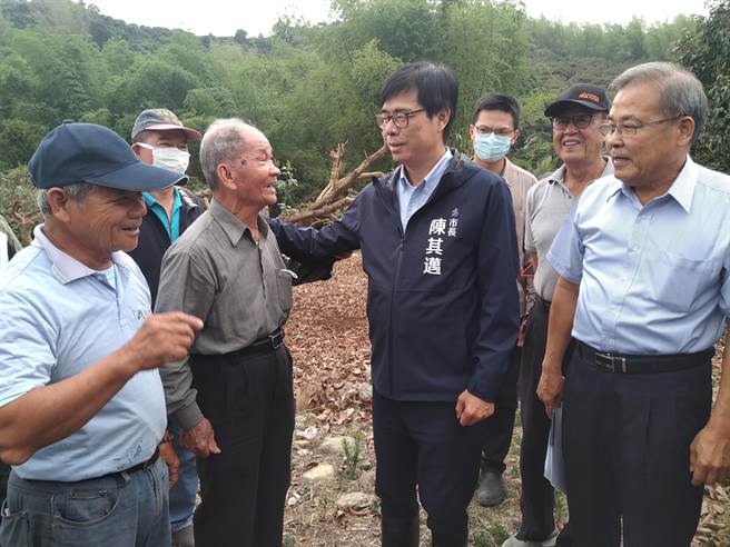 高雄市长陈其迈27日下午前往大树关心玉荷包旱灾造成之农损，向农民表示会指示区公所及农业局针对农损从宽认定，尽速完成灾情确认，向中央争取现金救助，帮农民度过难关。（林雅惠摄）