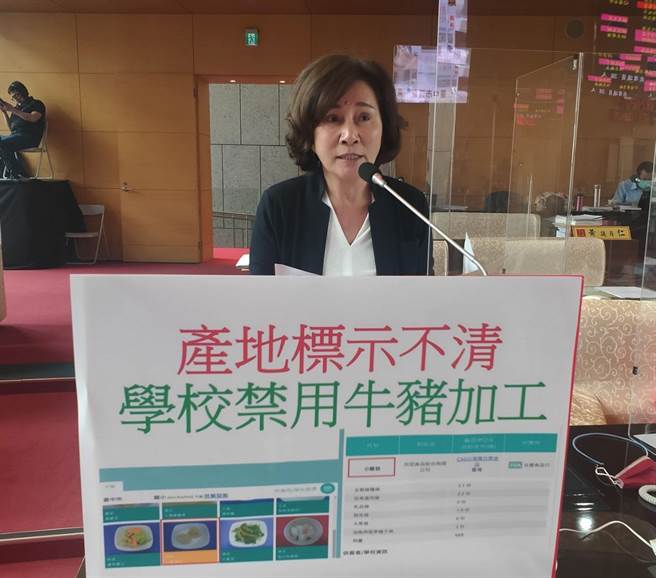 市议员黄馨慧强调，为杜绝进口猪流向加工市场，建议学校营养午餐禁用牛猪加工品。（陈世宗摄）