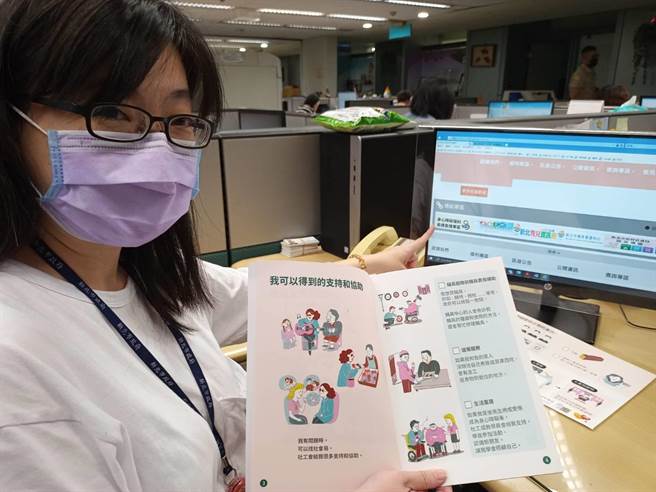 新北市社会局推出易读易懂福利手册和网站专区 ，方便心智障碍者等阅读。（许哲瑗摄）