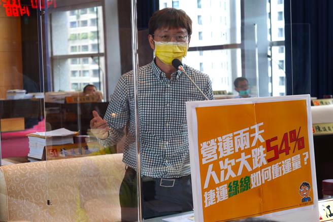 市议员江肇国指出，交通局与捷运公司应该正视运量问题并找到解方，期待看见绿线再回到试营运期间的盛况。(陈世宗摄)